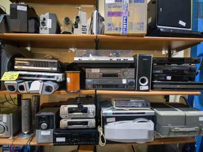 ...c'� la zona dei vecchi elettrodomestici. �Molti amano comprare televisori, radio e componenti stereo di decenni fa - illustra il proprietario -. Funzionano meglio e durano di pi� dei modelli nuovi�